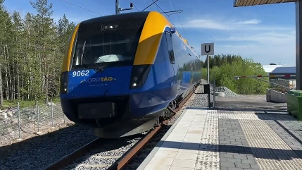 Tåg som väntar på passagerare vid Kalix Resecentrum.
